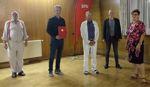 SPD ehrt langjähriges Mitglied Klaus Freese (Mitte). Vorsitzender Eberhard Berg, Kreisvorsitzender Macit Karaahmeto