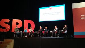 Die erste Podiumsdiskussion